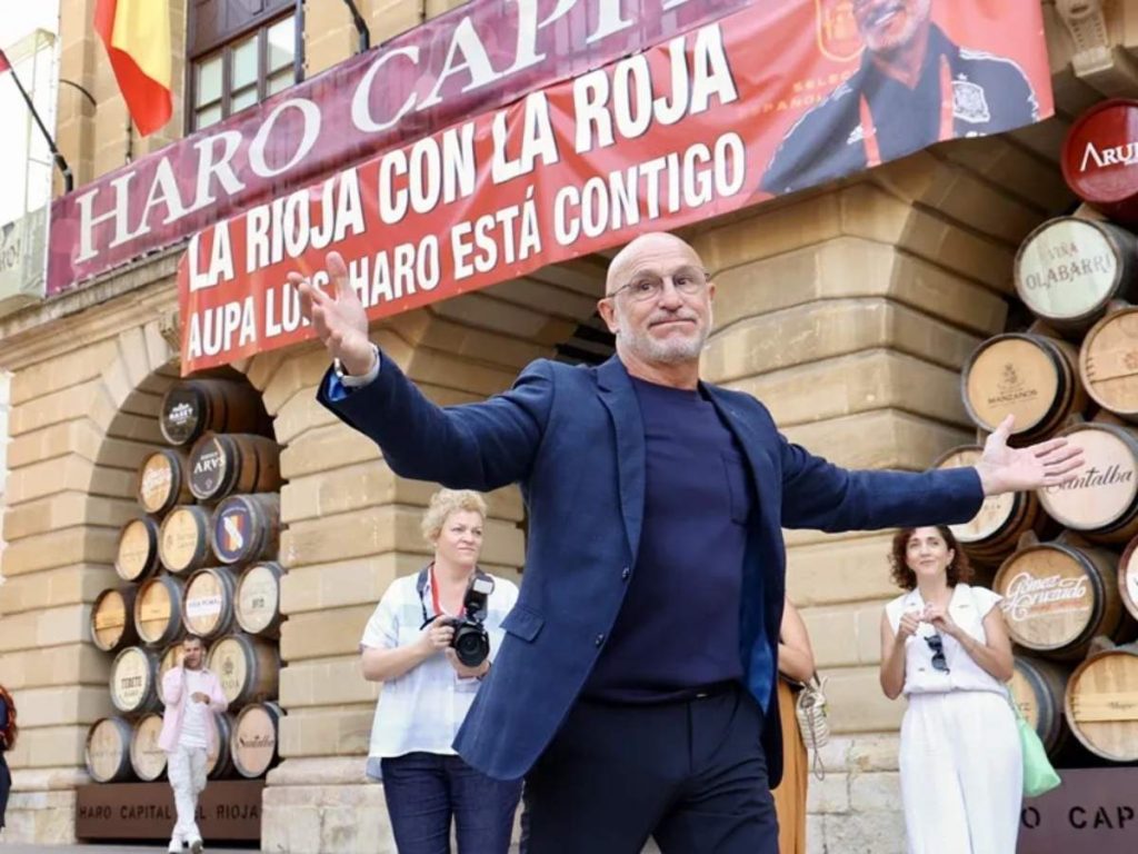 El Ayuntamiento de Haro rinde homenaje institucional al jarrero Luis de la Fuente, reciente campeón del mundo al frente de la selección española. 