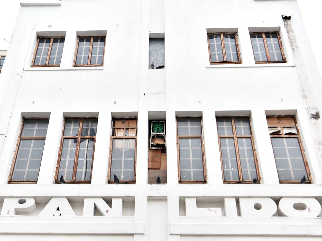 La repetición de ventanas y las letras en relieve crean un patrón visual dinámico y moderno.