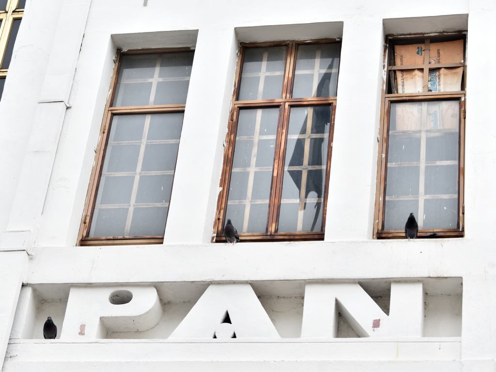 Las letras en relieve son un elemento gráfico clave que define la identidad visual del edificio.