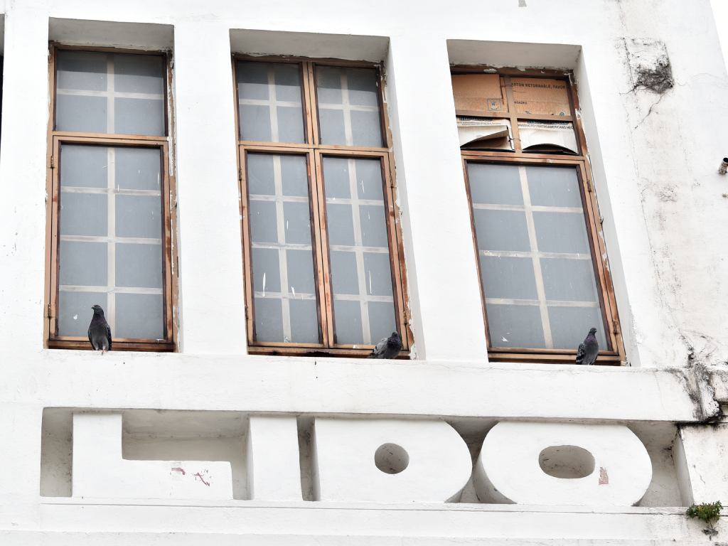 Las letras además de aportar un característico diseño del Art Decó, sirven de soporte estructural al centro del edificio.