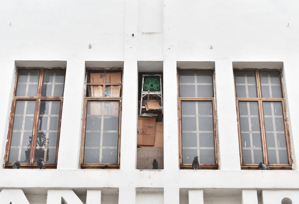 Las altas ventanas estrechas refuerzan la verticalidad, un principio de diseño clave en la arquitectura Art Decó.