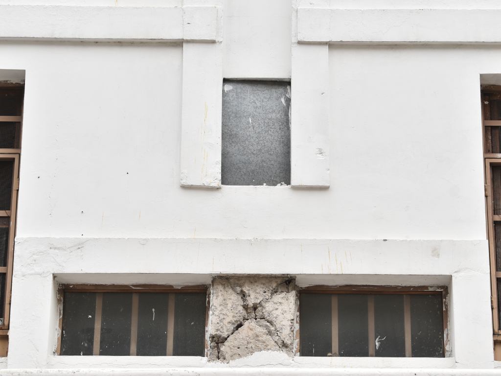 La simetría y las líneas rectas y el uso de vidrio espeso en las ventanas evocan el funcionalismo del Estilo Internacional.