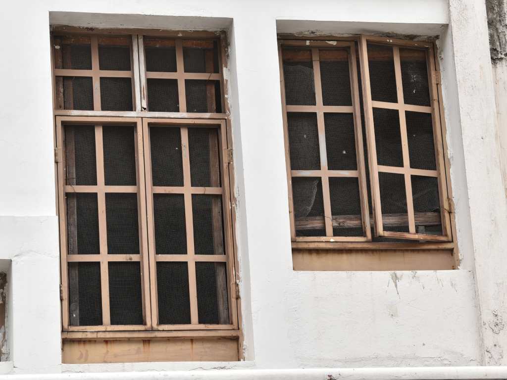 El diseño de cuadrícula en estas ventanas es un guiño a la estética industrial.