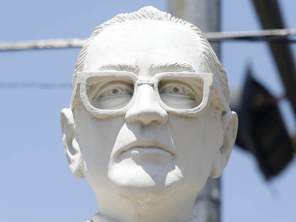 Escultura de San Romero esculpida en piedra blanca en la entrada de la localidad de Ayutuxtepeque.