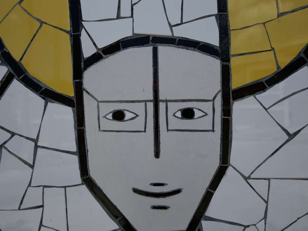 Retrato de San Romero elaborado con técnica de azulejos como parte de un mural de Fernando Llort en el Hospital La Divina Providencia.