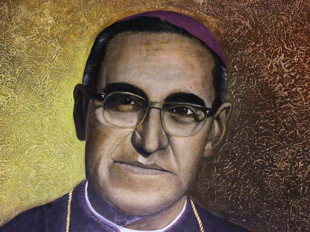 Retrato pictórico sobre un fondo texturizado ubicado en la primera tumba de San Romero.