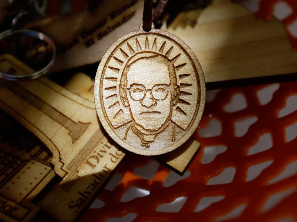 Detalle de un llavero de madera grabado con la figura de San Romero.