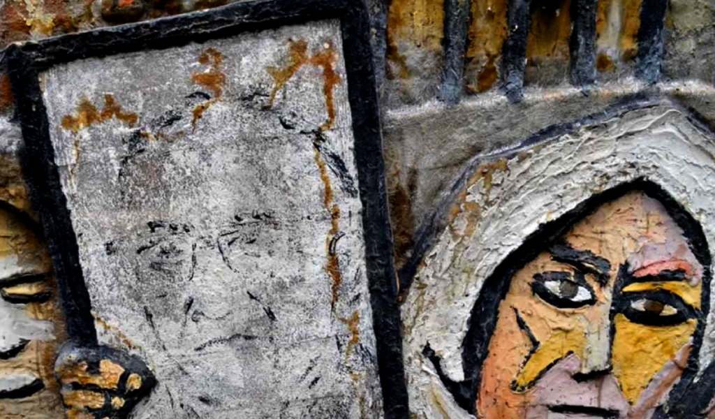Parte de un mural de resina y fibra de vidrio que acompaña el Muro de los Desaparecidos en el Parque Cuscatlán.