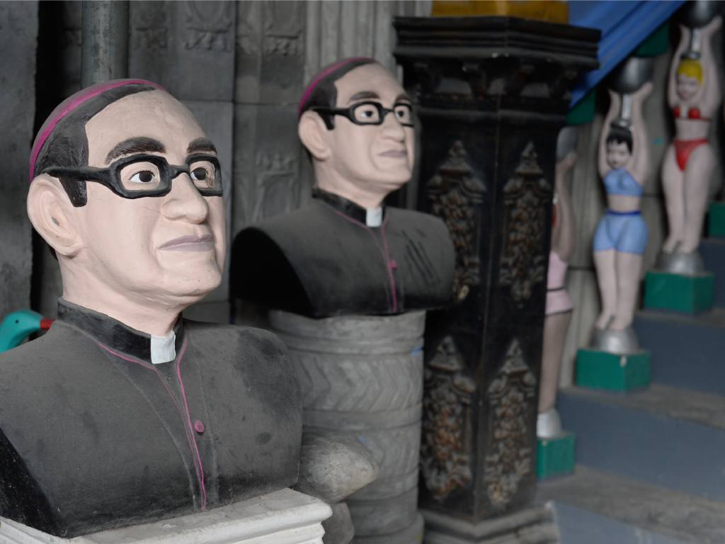 Varios bustos de yeso de San Romero esperan ser pintados.