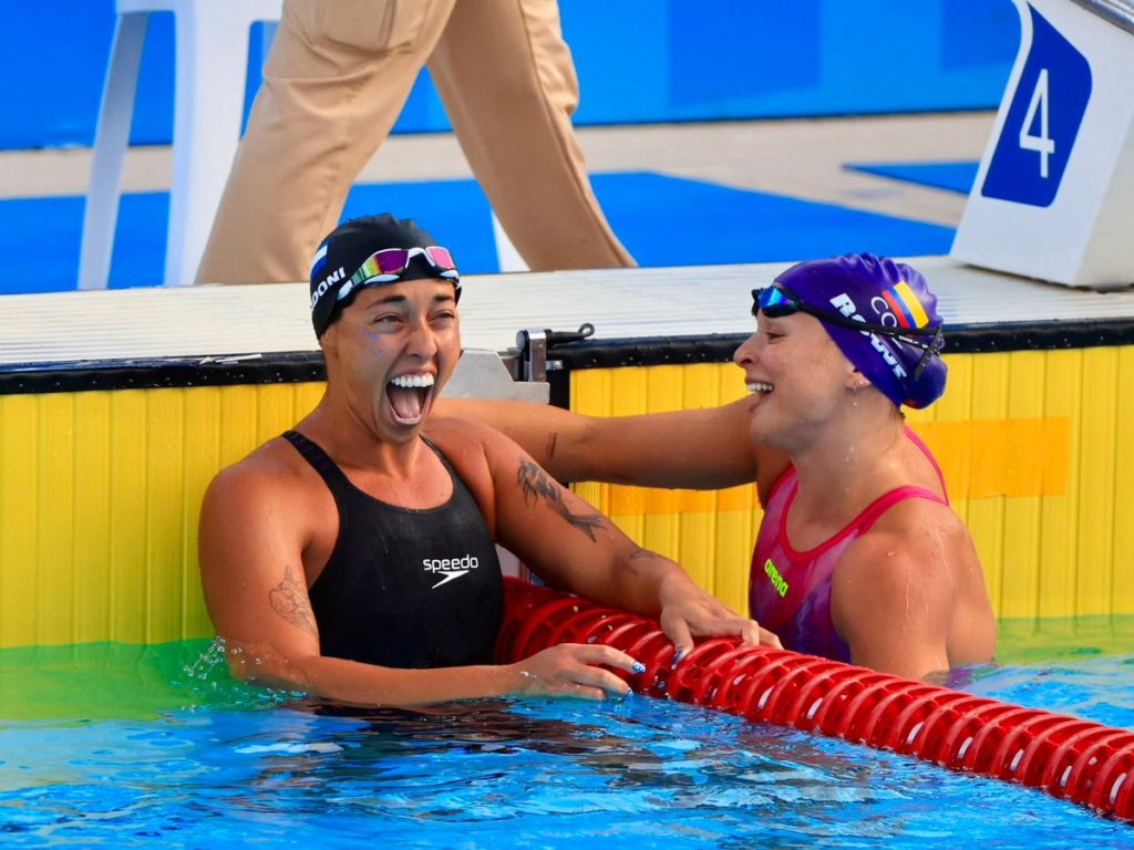 Marina Spadoni recibió la medalla de oro tras ganar los 50 metros mariposa en Santo Domingo 2026. Foto: INDES
