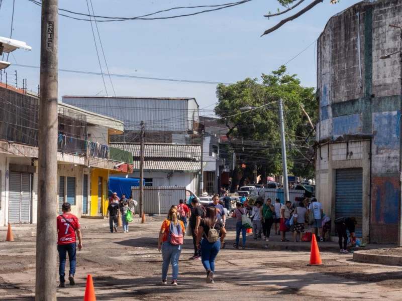 Los accesos peatonales al Mercado Central fueron reabiertos este sábado, luego de los trabajos de limpieza y saneamiento realizados en el sector. Foto/ Cortesía Alcaldía de San Salvador Centro