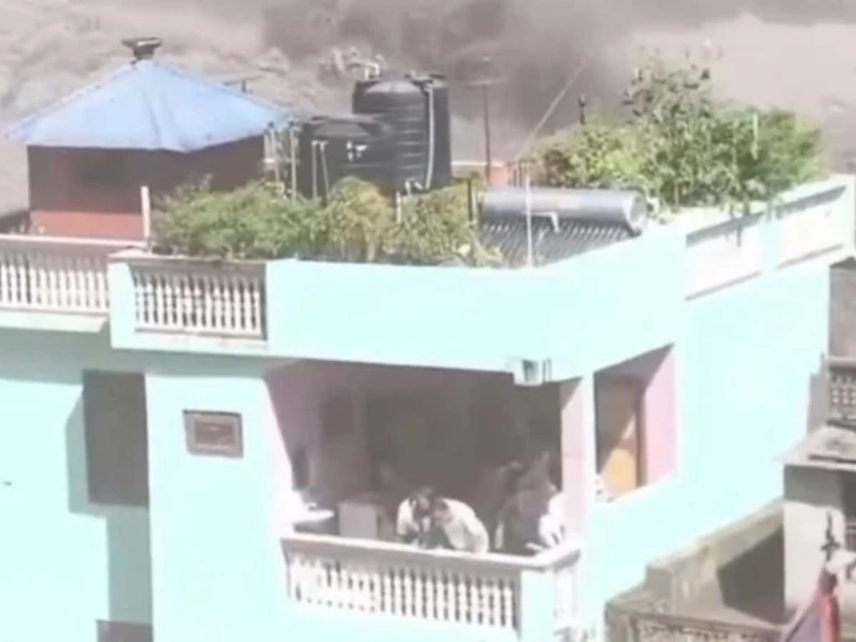 El impactante video de una familia atrapada en su casa mientras una avalancha arrasa todo a su paso en Nepal