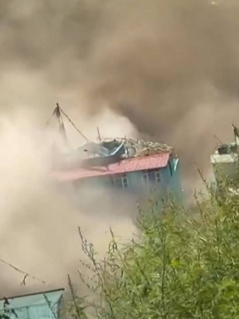 Captura de pantalla de video policial que muestra viviendas siendo arrastradas por la crecida del río Bhote Koshi en Nepal.