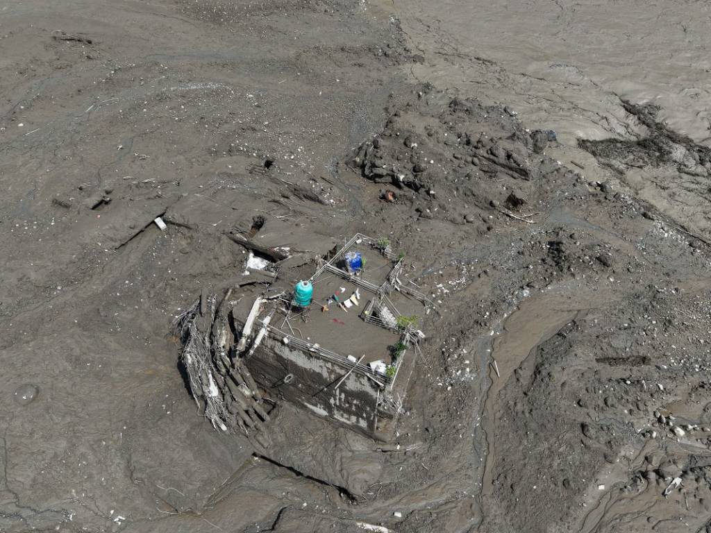 Fachada de una residencia cubierta de lodo espeso tras el colapso del terreno en Trishuli Bazar.