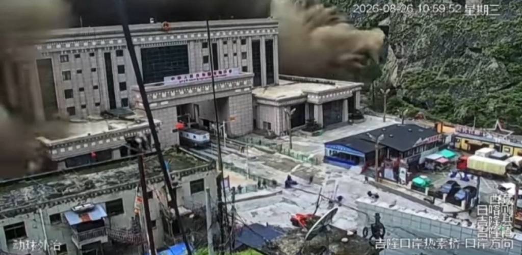 Grupo de personas corriendo para ponerse a salvo en una zona anegada, vista superior de una toma verificada por satélite.