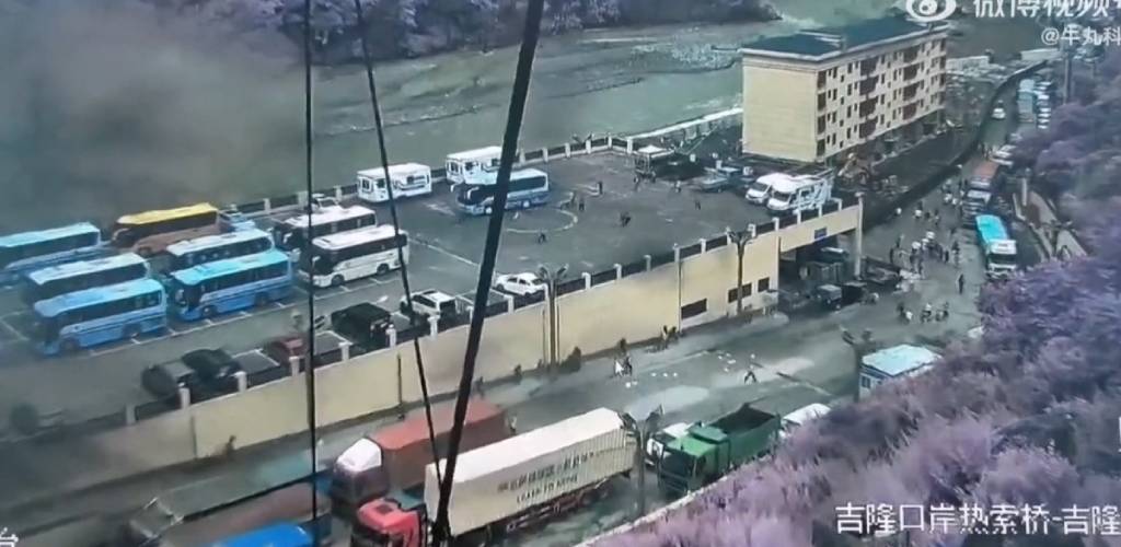 Grabación de cámara de vigilancia que muestra el impacto destructivo de las inundaciones en el puerto de Gyirong.