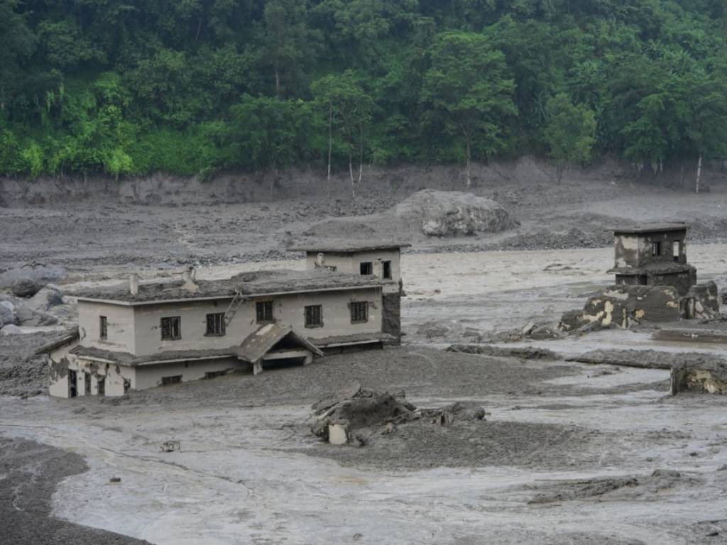 Vista amplia de la zona limítrofe entre Nepal y China cubierta por toneladas de barro y escombros.