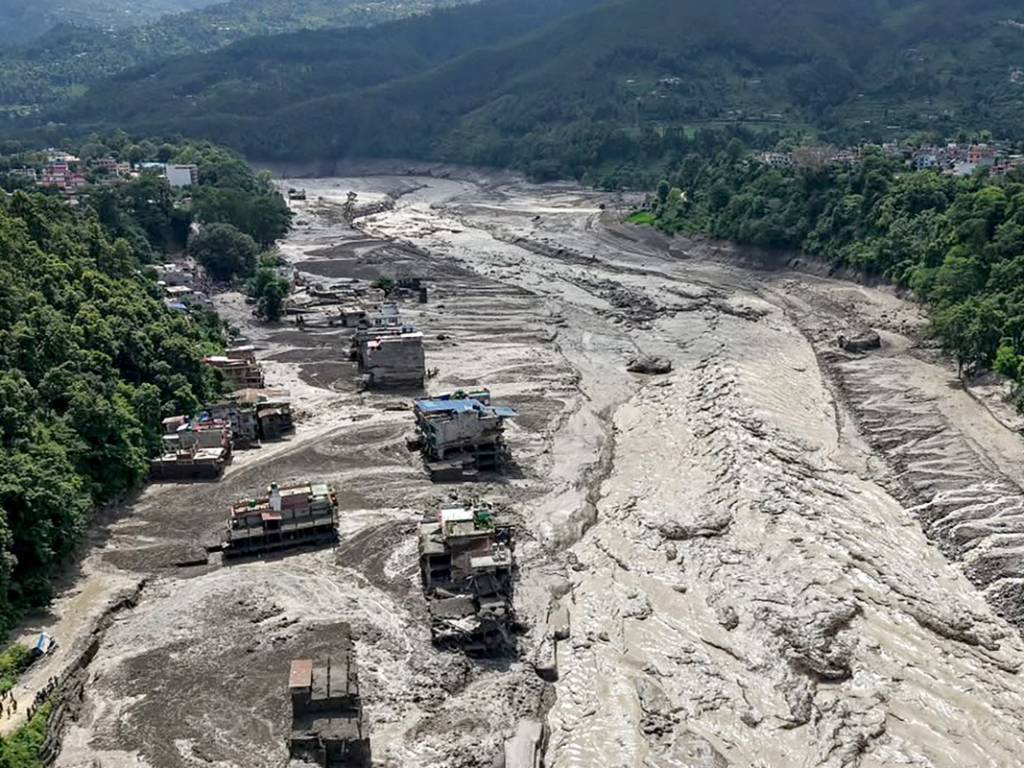 Varias viviendas de Trishuli Bazar anegadas por el barro a orillas de un río tras las inundaciones en Nepal.