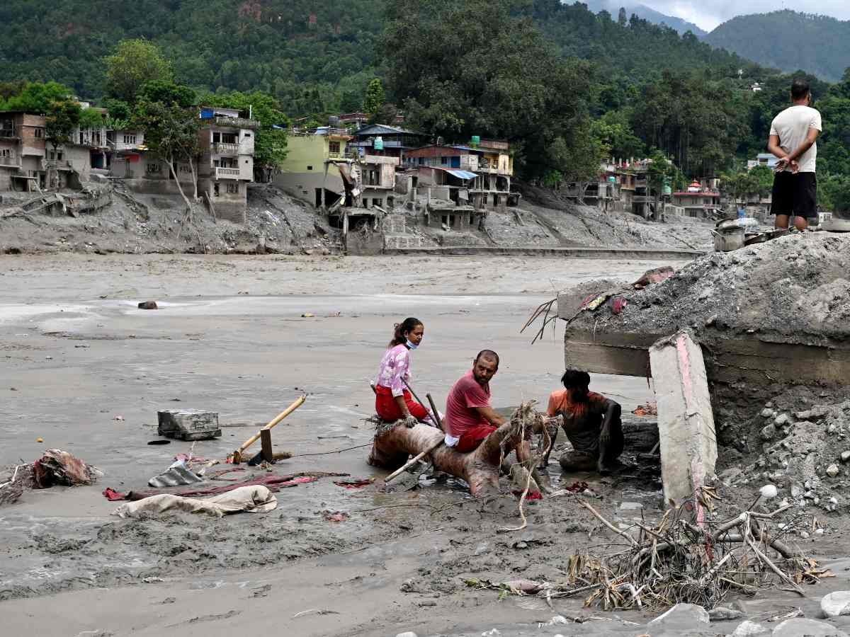 Familias en Nepal intentan recuperar pertenencias y localizar a sus seres queridos mientras continúan los rescates tras las devastadoras inundaciones.