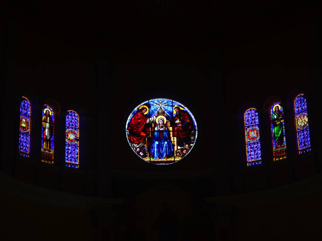 Avance en la restauración de vitrales del templo: 48 de 155 piezas recuperadas mientras el trabajo continúa.