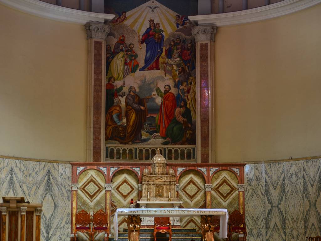 Vista del altar mayor de la Parroquia María Auxiliadora, Don Rúa, ubicado en el centro del templo.