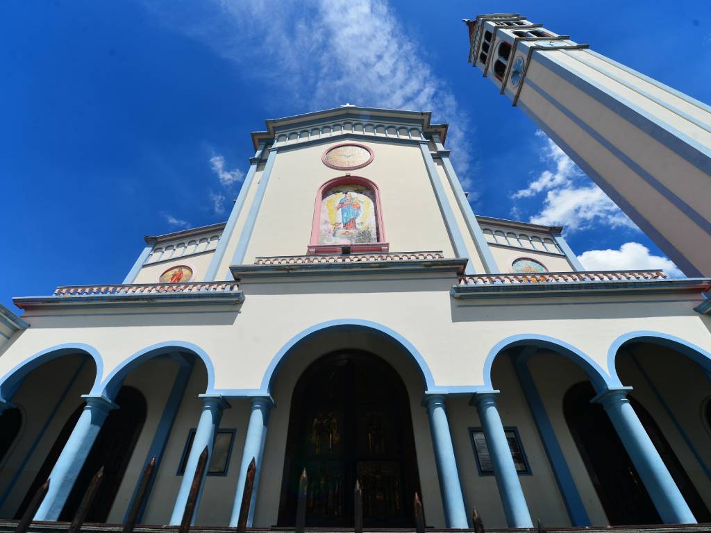 Vitrales en proceso de restauración, cuyos trabajos avanzan según los fondos donados por familias y feligreses.