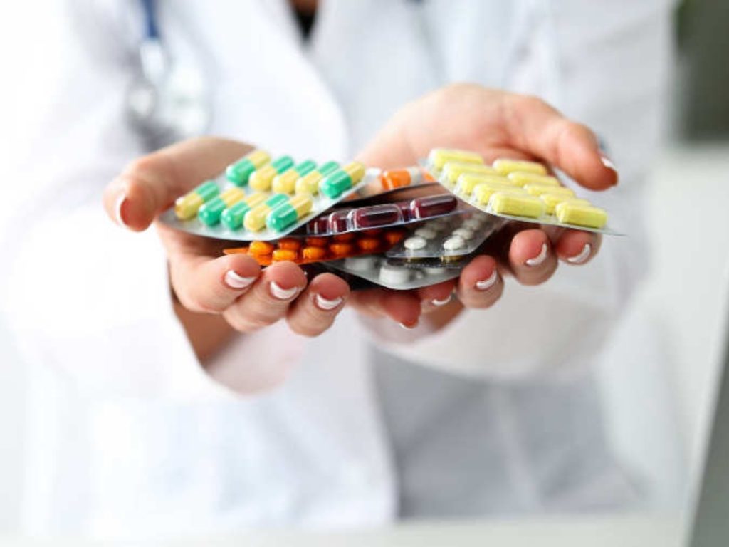 El blíster protege ciertos medicamentos de la luz, la humedad y el calor, por lo que retirarlos antes de tiempo puede afectar su estabilidad.