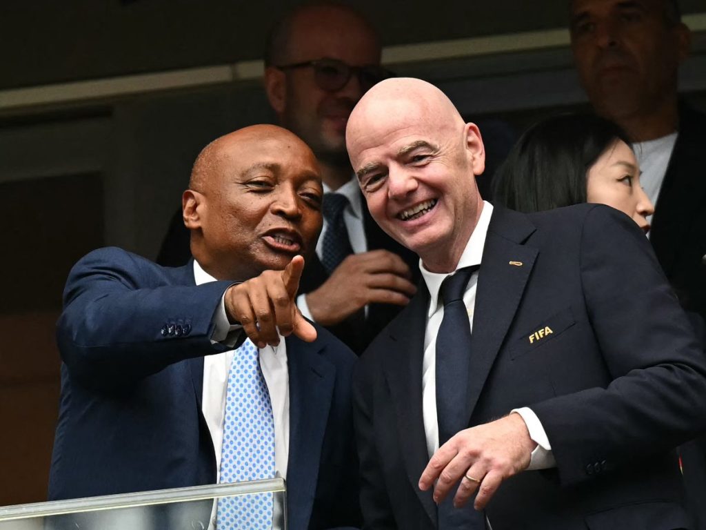 Patrice Motsepe, presidente de la CAF, conversa con Gianni Infantino, a quien la confederación africana reafirmó su respaldo.