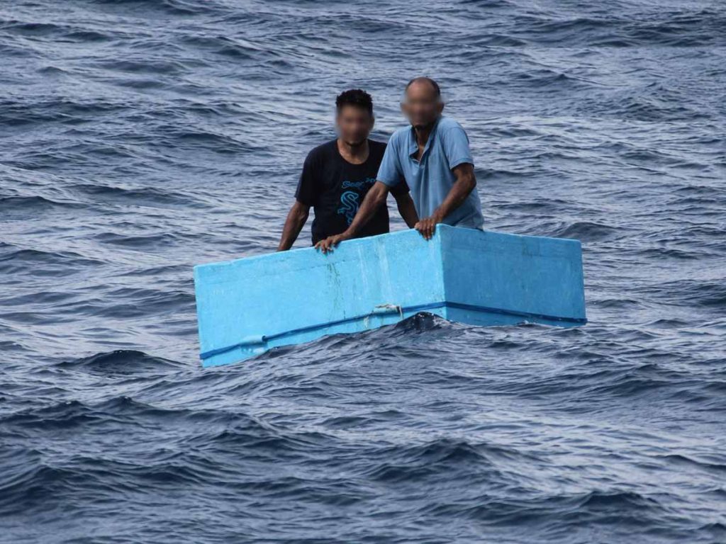Rescatan a pescadores tras cinco días sobre una hielera en el océano Pacífico