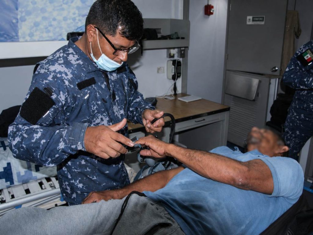 Rescatan a pescadores tras cinco días sobre una hielera en el océano Pacífico (3)