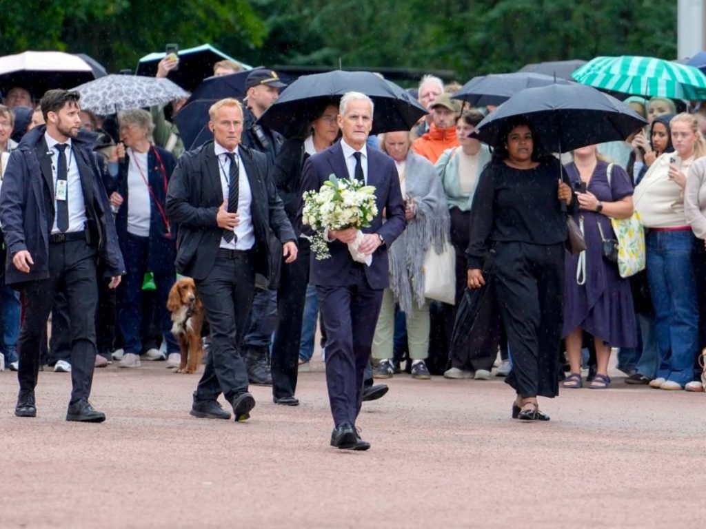 Ciudadanos colocaron flores frente al Palacio Real de Oslo para despedir al rey Harald V tras conocerse su fallecimiento. Foto / AFP