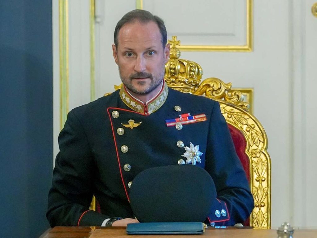 Haakon, de 53 años e hijo de Harald V, asumió el trono de Noruega tras la muerte de su padre. Foto / AFP