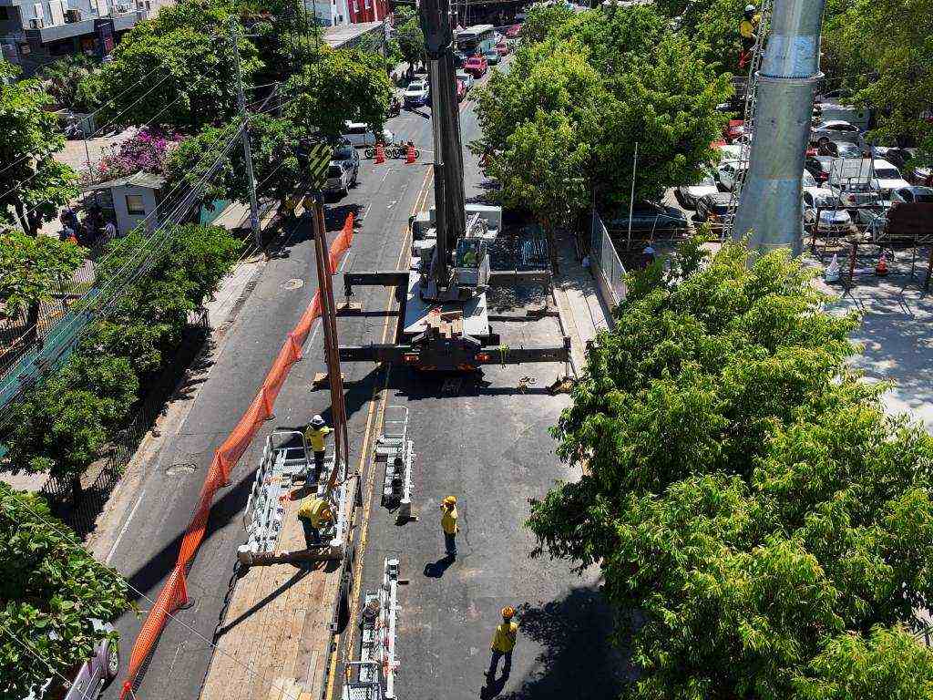 Cimentación subterránea de concreto y acero preparada para el montaje de la estructura metálica.
