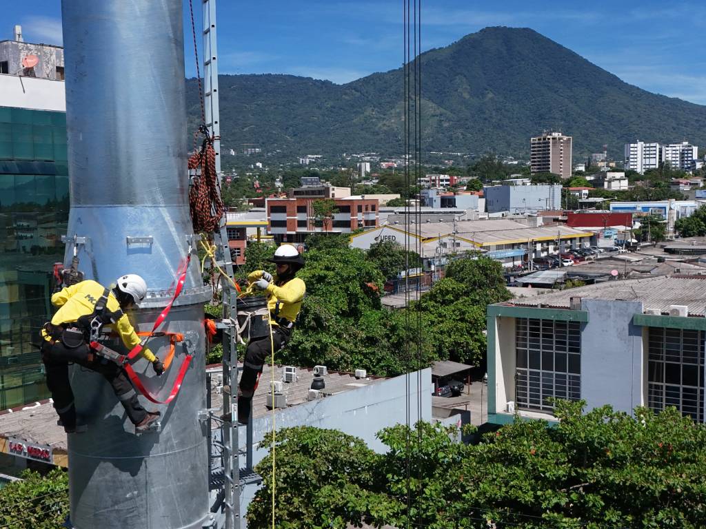 Trabajos de montaje de la estructura metálica de la torre del Aerocable en el bulevar Tutunichapa.