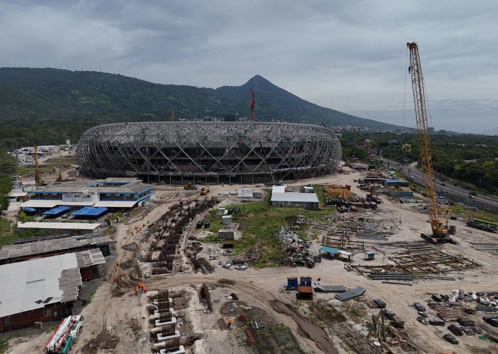 Vista panorámica del terreno donde se ubica la obra del Estadio Nacional en el municipio de Antiguo Cuscatlán, con vías principales y zonas verdes alrededor.