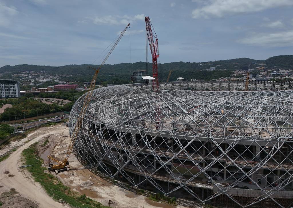 Fotografía en ángulo normal que muestra las líneas curvas y el diseño exterior en forma de red metálica del nuevo Estadio Nacional.
