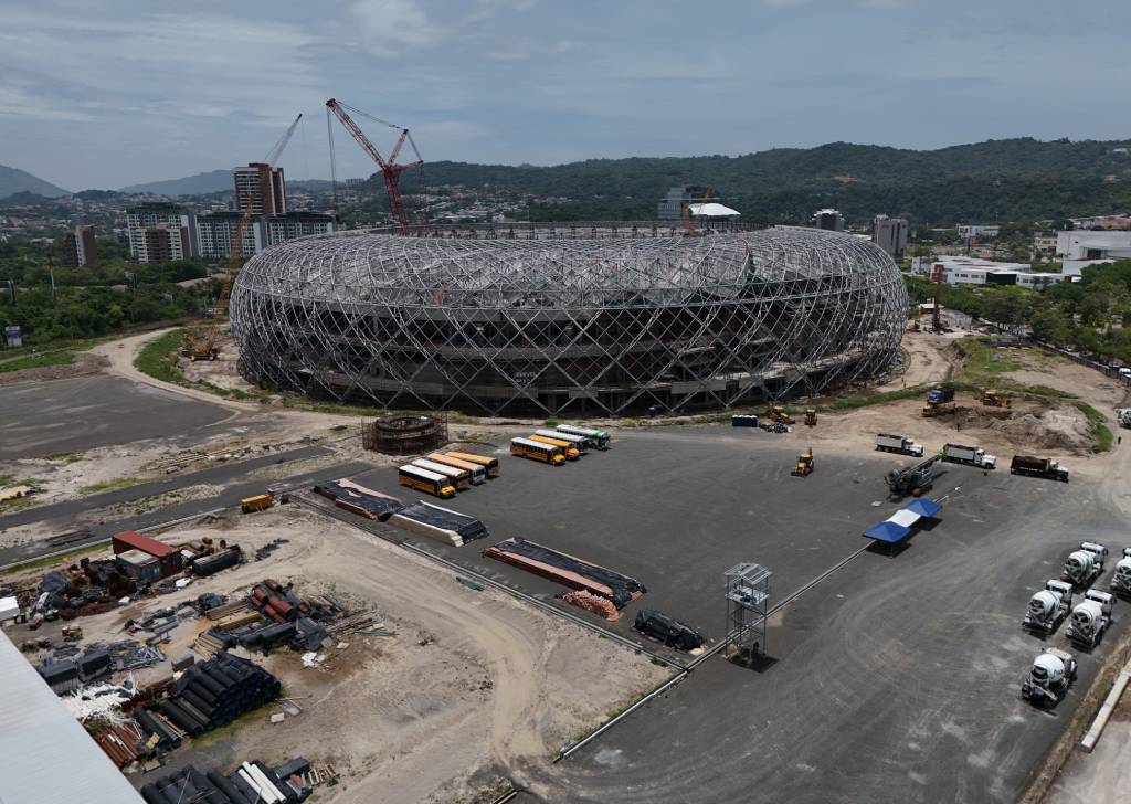 Fotografía desde el aire que muestra la imponente armazón de acero en construcción del nuevo Estadio Nacional de El Salvador.