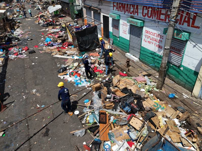 Vista amplia y despejada a lo largo de la 9a avenida Sur tras el retiro de puestos de venta ambulante.