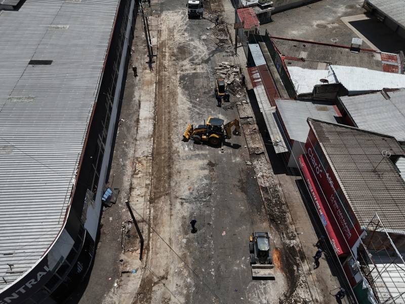Vista panorámica de la 12 Calle Poniente totalmente despejada de puestos informales y habilitada para la circulación.