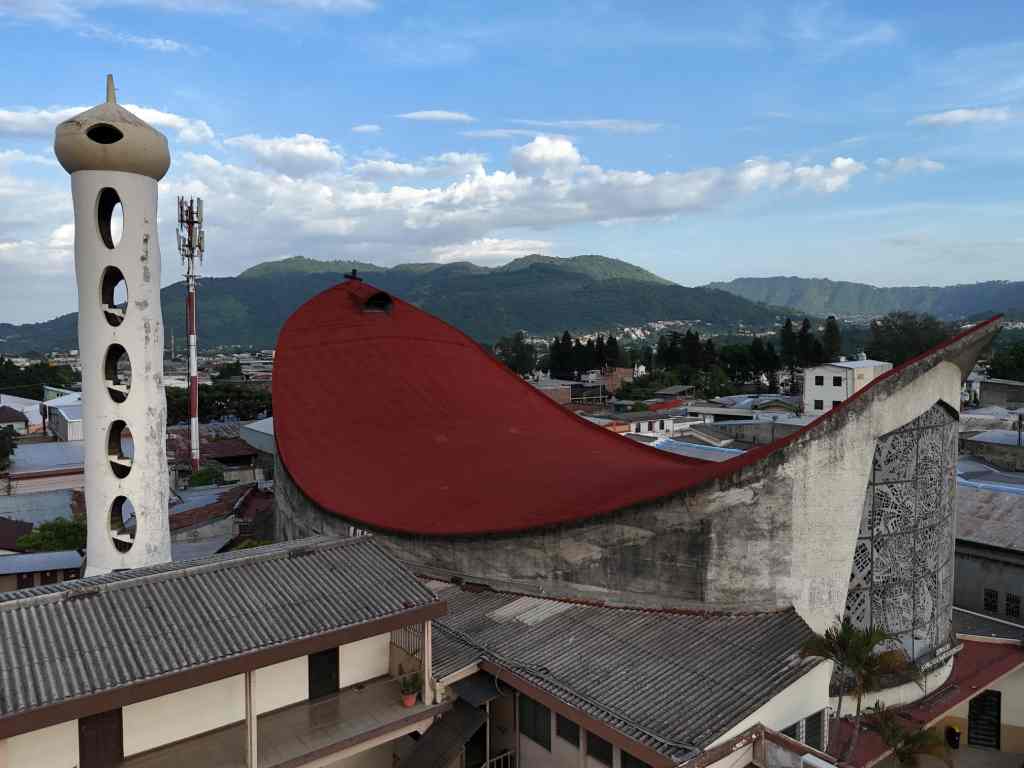 Perspectiva arquitectónica del interior y techo del templo proyectado con una forma estilizada de barca.