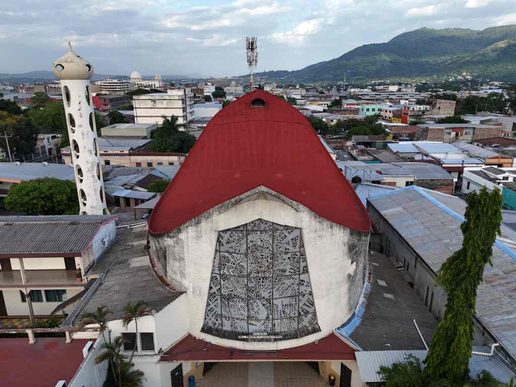 Vestigios y estructura del antiguo templo neogótico de 1938 ubicado en el terreno adyacente.