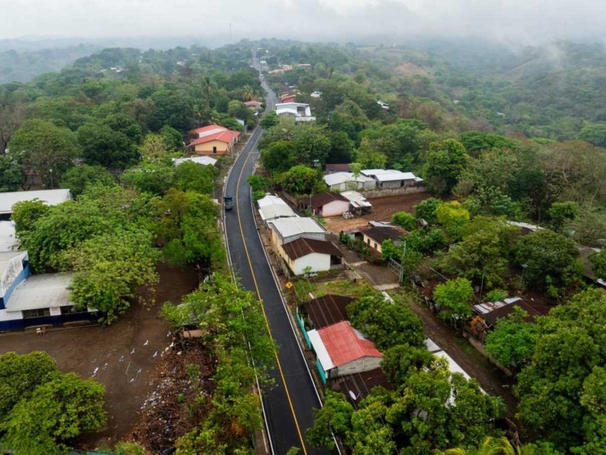 El Ministerio de Obras Públicas finalizó la pavimentación de 8.6 kilómetros de camino rural entre Jiquilisco y San Agustín, en Usulután Oeste.