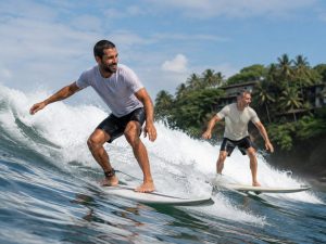 Surfistas-playa-olas