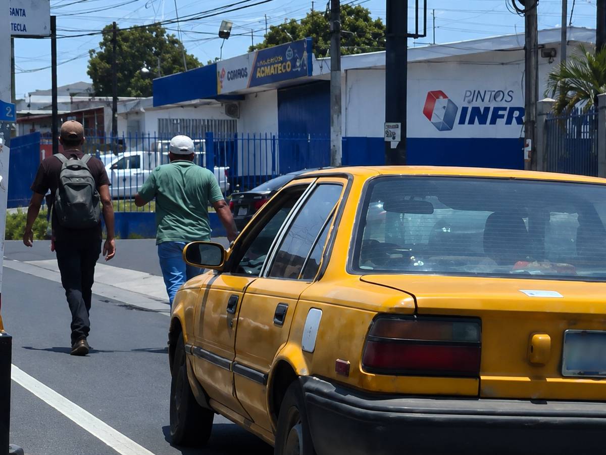 Taxi-peatones-calle
