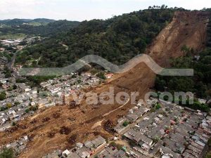 GRAFICA AEREA DEL DERRUMBE DE LAS COLINAS.FOTO ALVARO LOPEZ