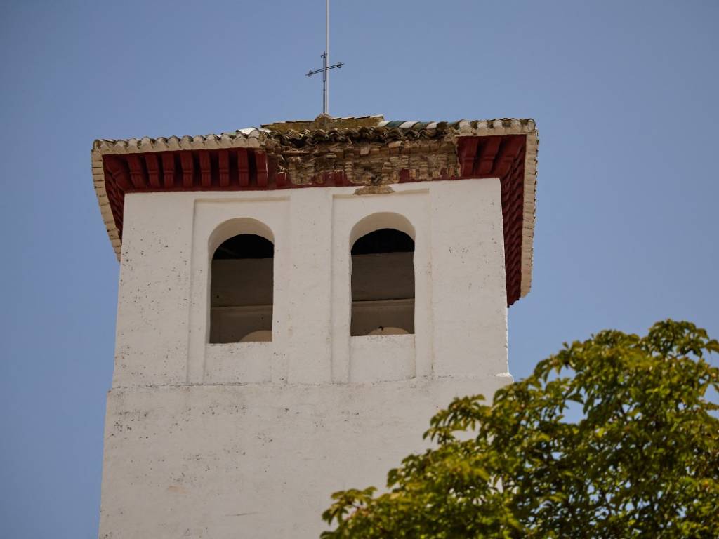 Plano detalle de las tejas desplazadas y desperfectos en el techo de la iglesia de San Miguel Bajo.