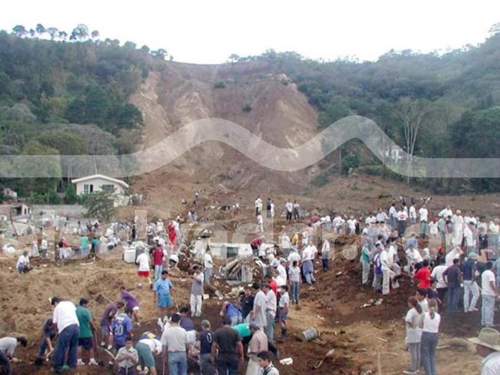 Las Colinas, 2001: El terremoto del 13 de enero provocó un enorme deslizamiento que sepultó viviendas y dejó cientos de fallecidos en Santa Tecla.
