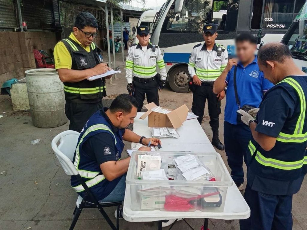 El VMT puede realizar pruebas de sangre o aire espirado para detectar alcohol en los conductores.