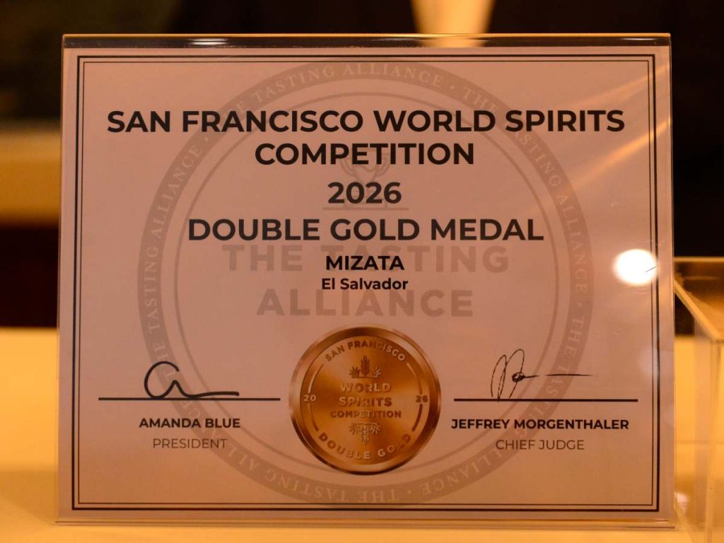 Vodka Mizata, producido en El Salvador e inspirado en el Pacífico salvadoreño, obtuvo doble medalla de oro en el San Francisco World Spirits Competition 2026. Foto/ Jessica Orellana, elsalvador.com
