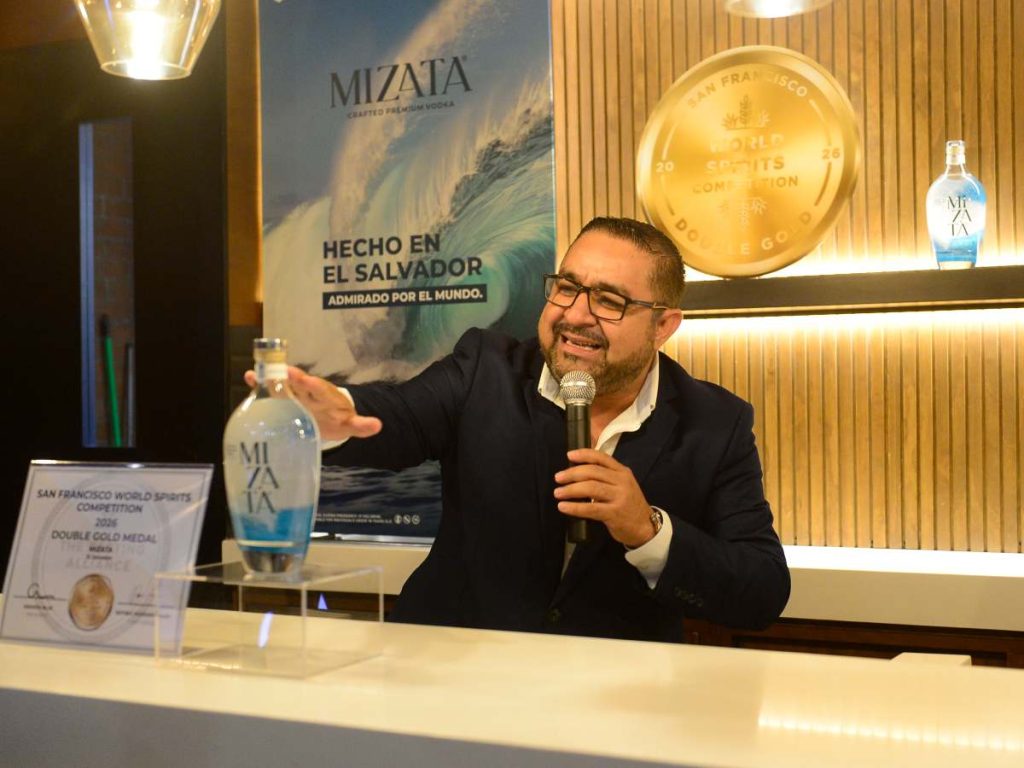Milton Guardado, Brand Grouper de Distribuidora Salvadoreña, explicó que Mizata obtuvo el doble oro después de ser evaluado mediante una cata a ciegas. Foto/ Jessica Orellana, elsalvador.com